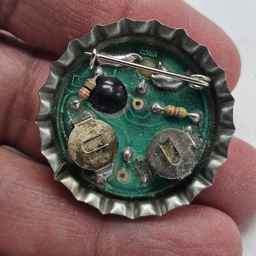 Lit Bottle Cap Hat Lapel Pin Miller MGD Genuine Draft Vintage Premium 90s Button